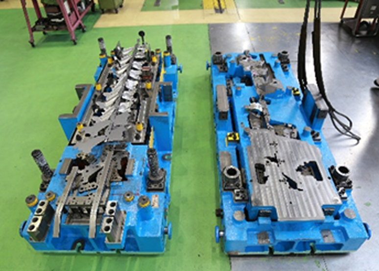 仕上げ加工の中で調整、確認を行い、金型を完成させます